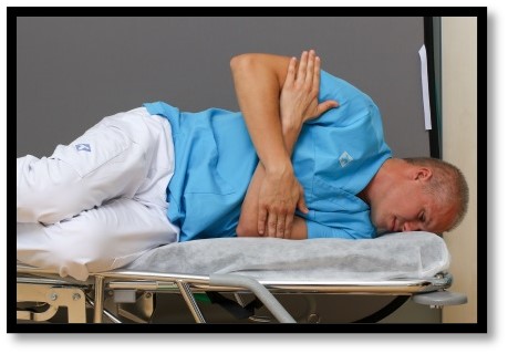 Person ligger på sidan med näsan mot golvet.