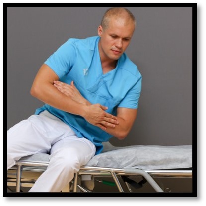 Person sätter sig upp sakta. 