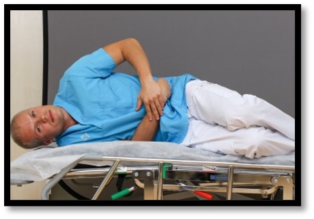 Person ligger på höger sida.