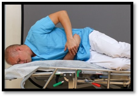 Person ligger med näsan ner mot golvet. 