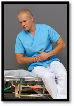 Person sätter sig upp sakta. 