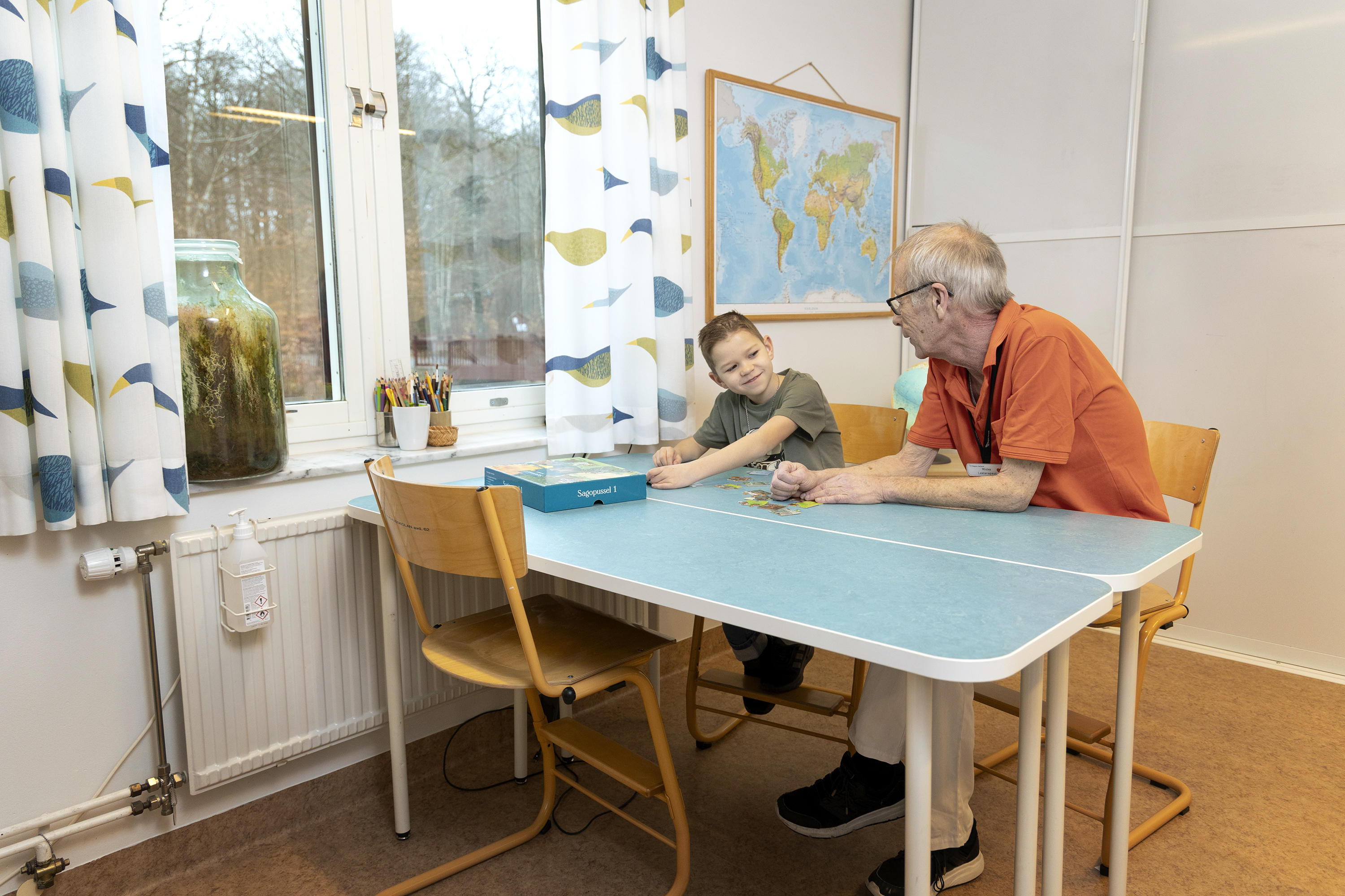 Barn och lärare sitter i klassrummet