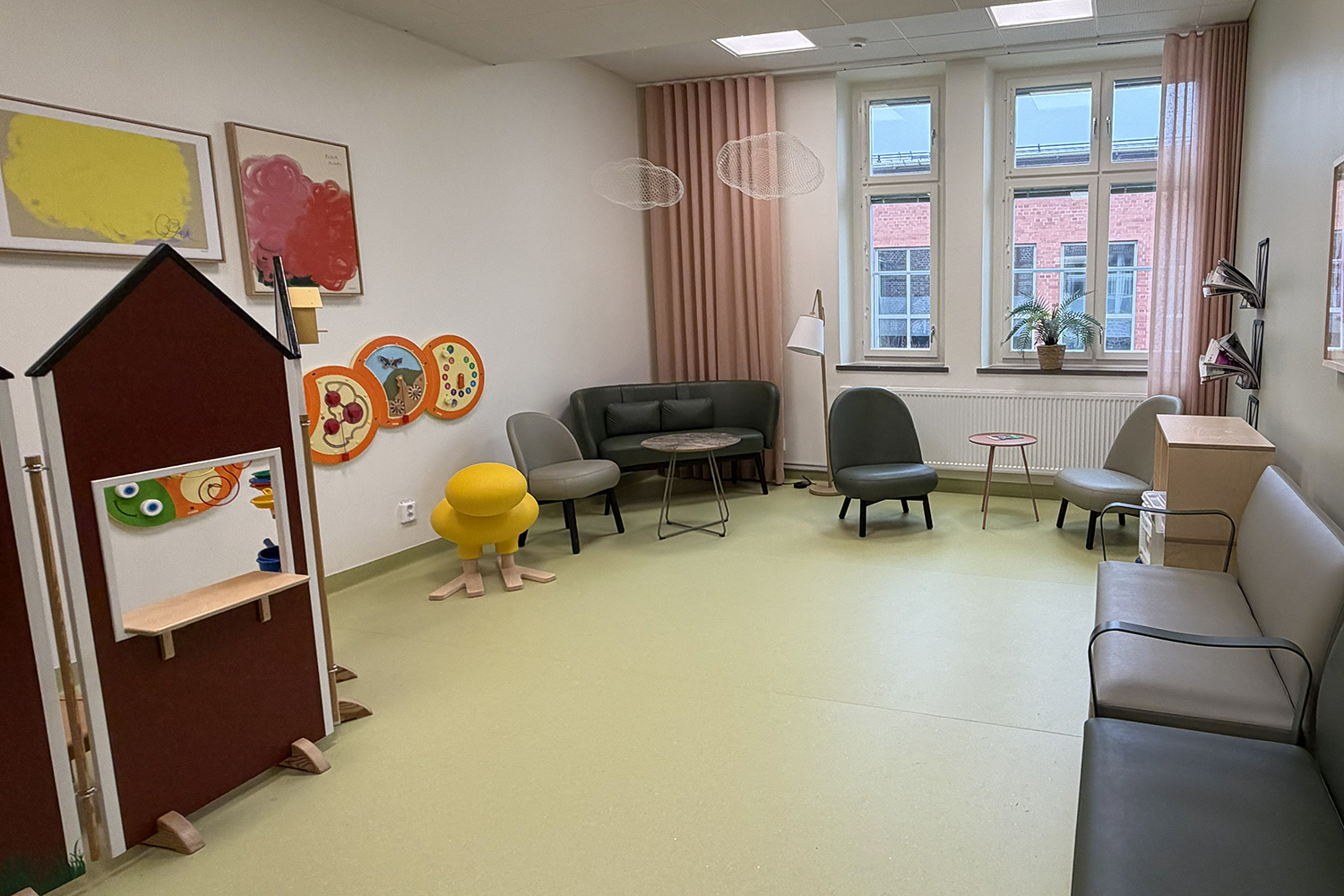 Väntrum på barnhabiliteringen i Halmstad