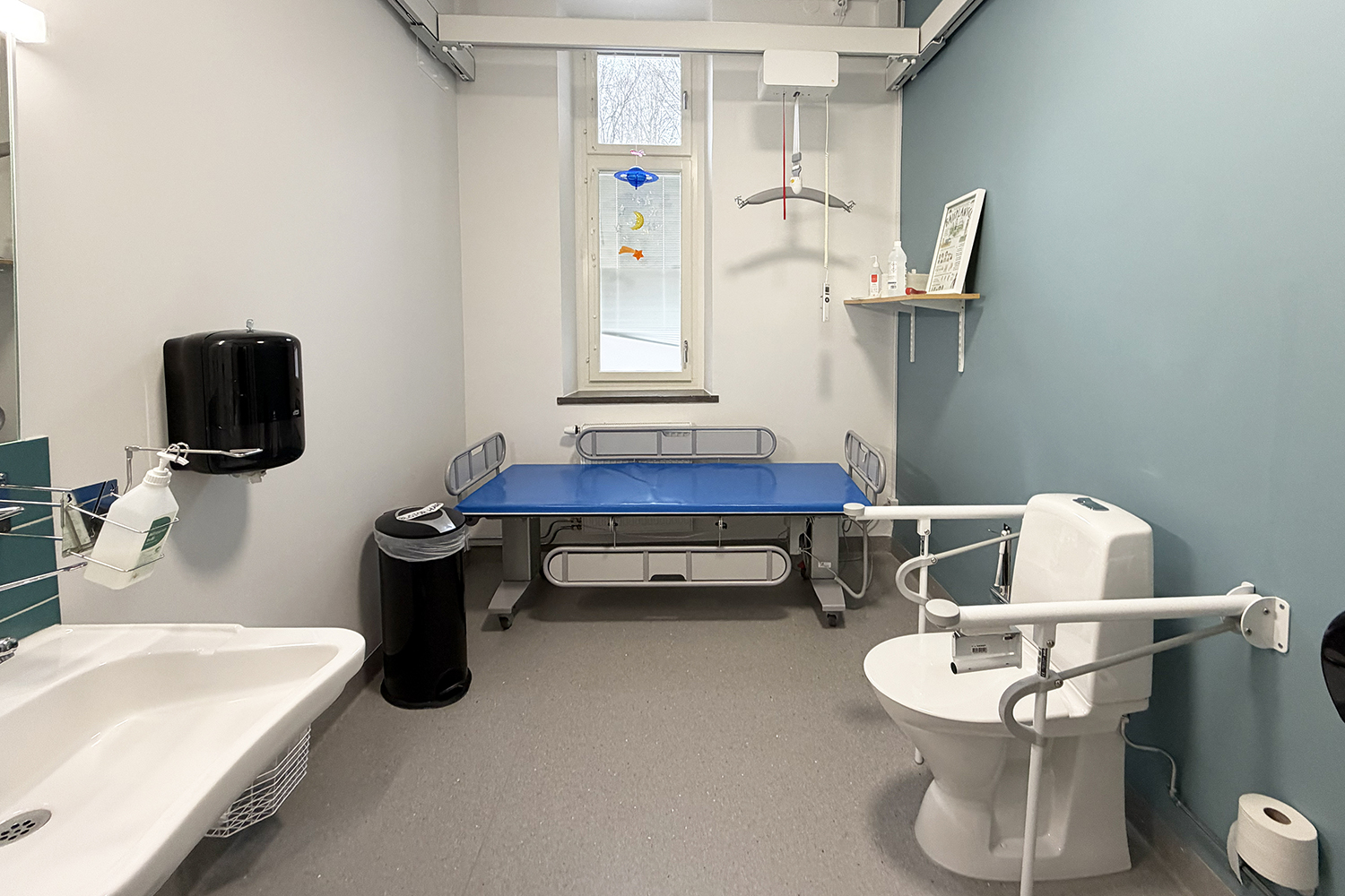 Tillgänglig toalett i anslutning till väntrum på Habiliteringen Halmstad