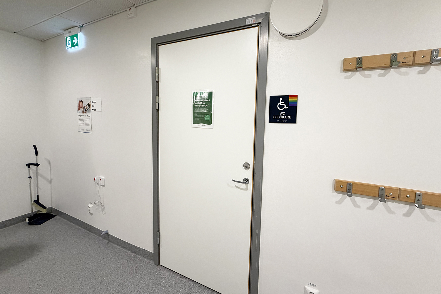 I korridoren bakom väntrummet finns det tillgång till tillgänglig toalett