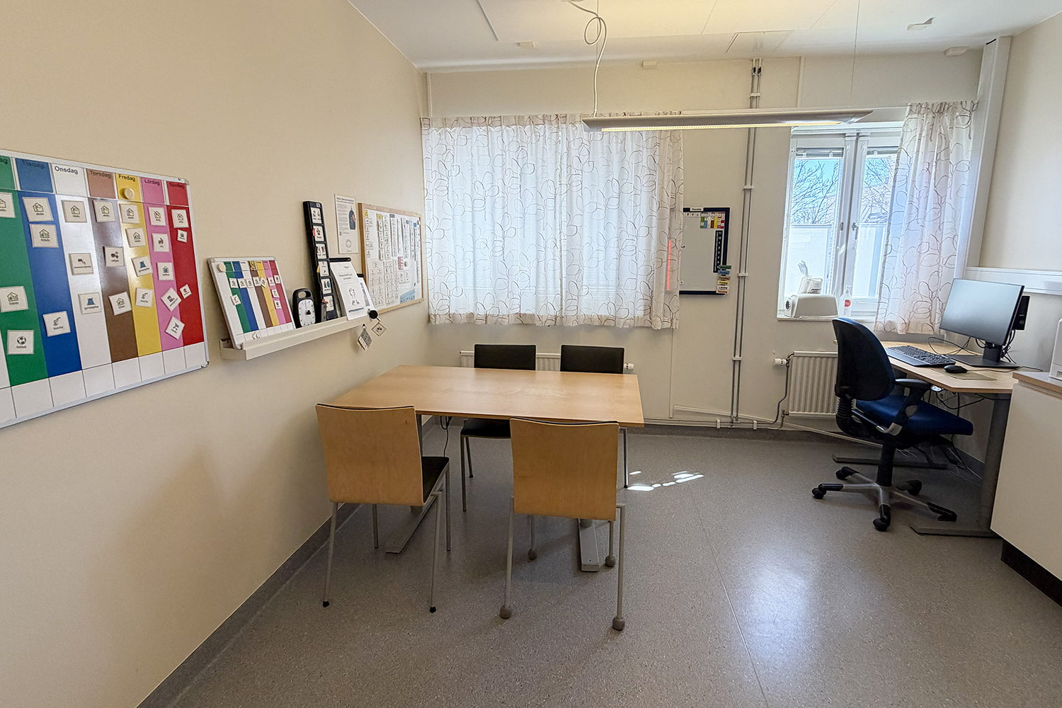 Mottagningsrum med exempel på bildstöd på väggen.