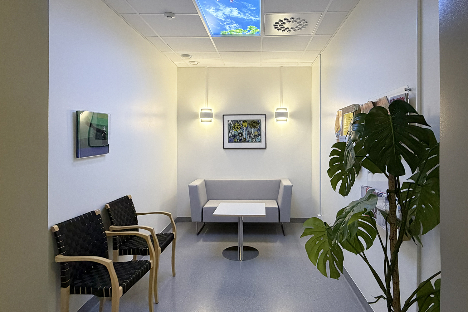 Vuxenhabiliteringen har ett väntrum som är mindre och lugnare.