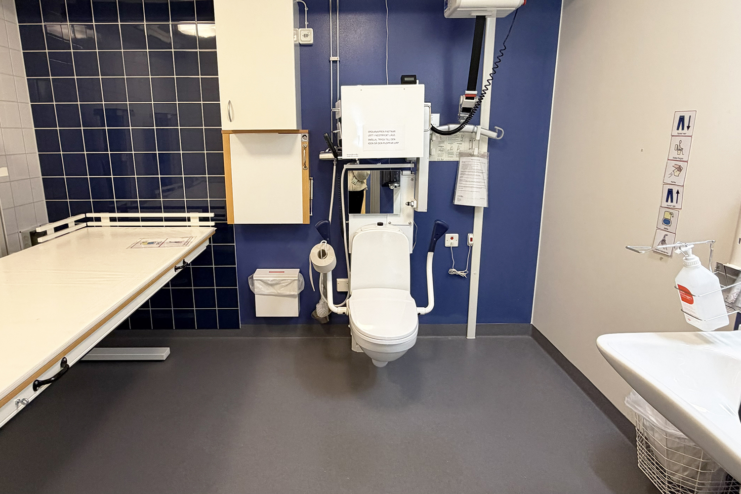 På toaletten finns det gott om plats för hjälpmedel och det finns skötbord.