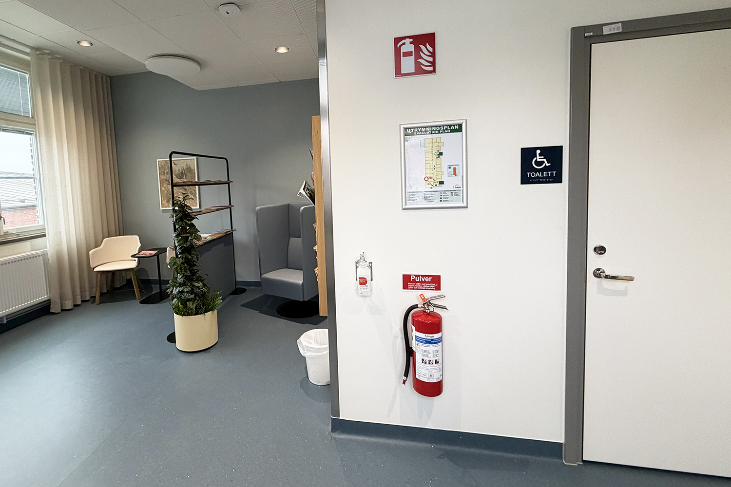 Tillgänglig toalett i väntrum på vuxenhabiliteringen Halmstad