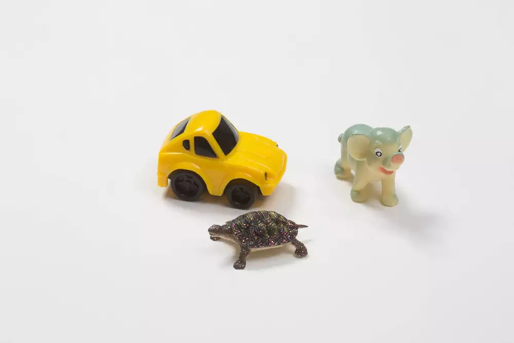 Leksaker; bil, elefant och sköldpadda.