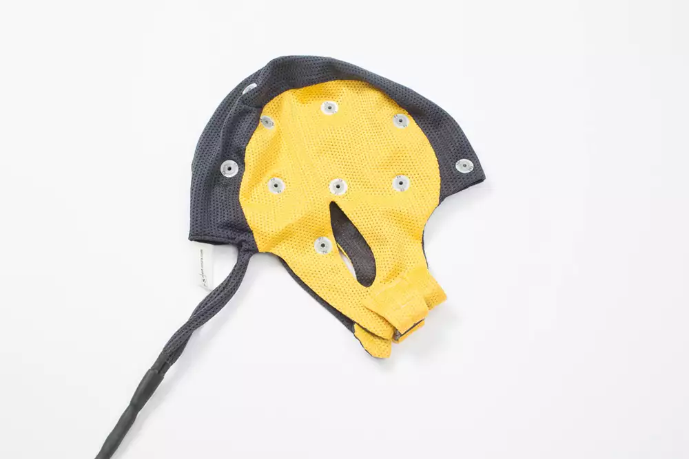 Gul mössa som används vid undersökning med sömn-EEG.