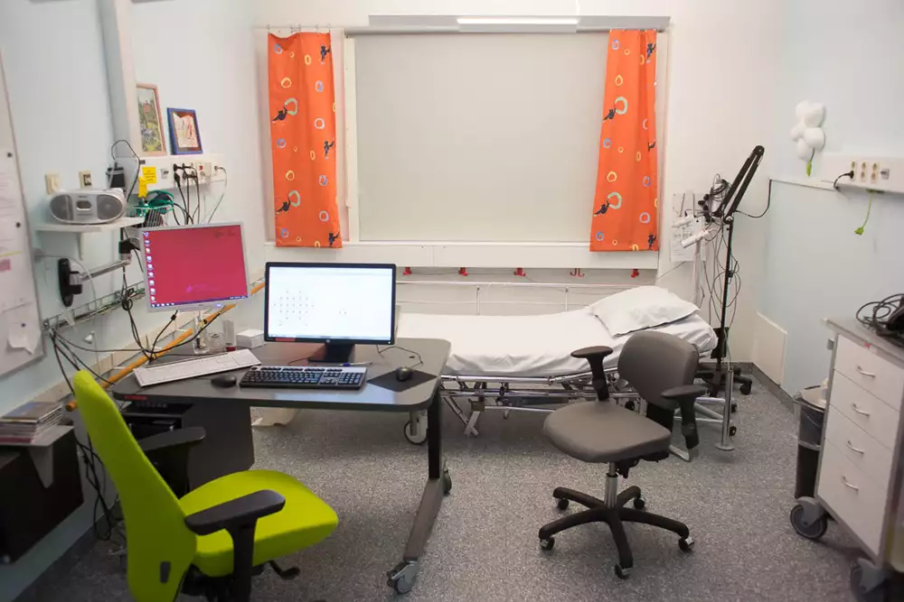Sjukhusrum med säng där undersökning av sömn-EEG görs.