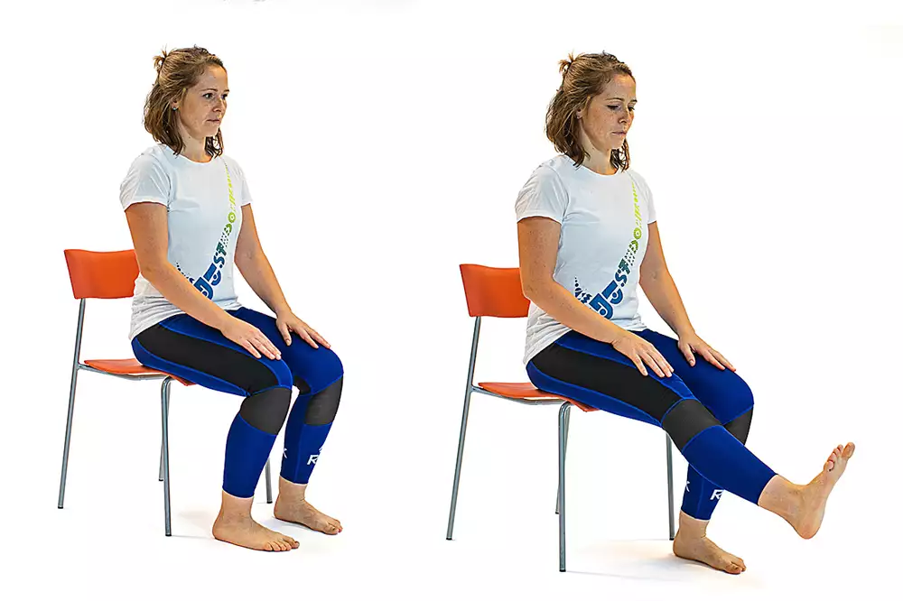 Person som sitter på en stol och lyfter sitt ena ben rakt utåt med foten i vinkel.