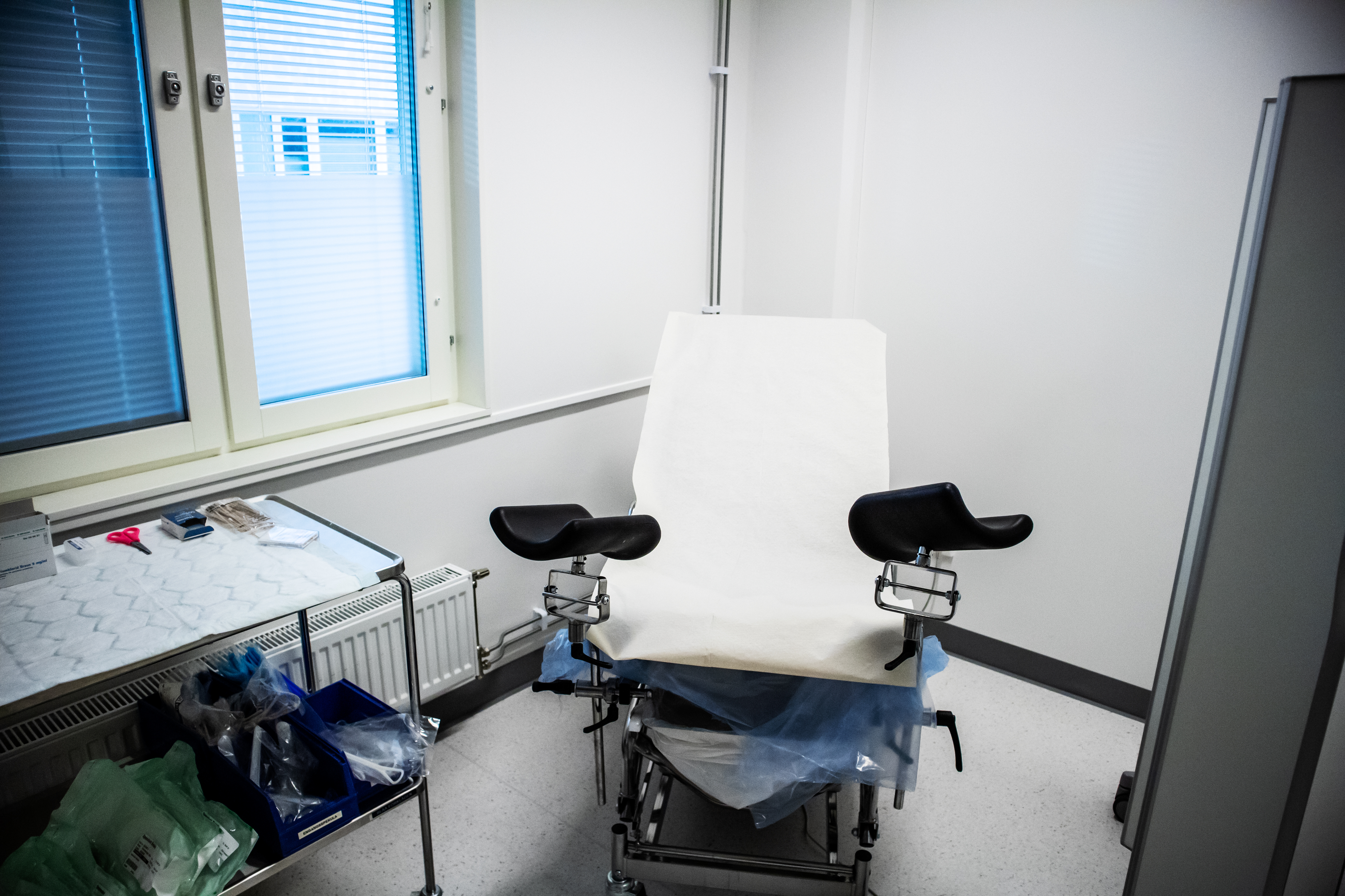 En gynekologisk stol i ett undersökningsrum.