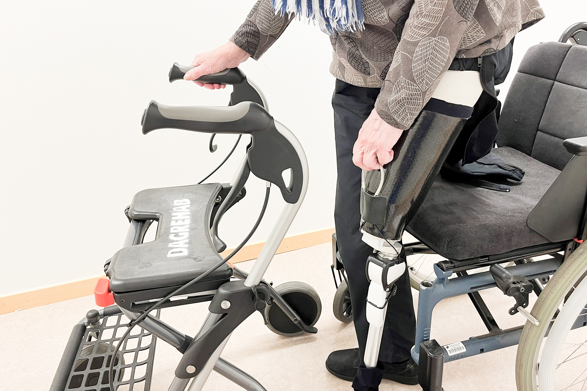 Bilen visar en person som står upp och förbereder att sätta sig ner med protesen.