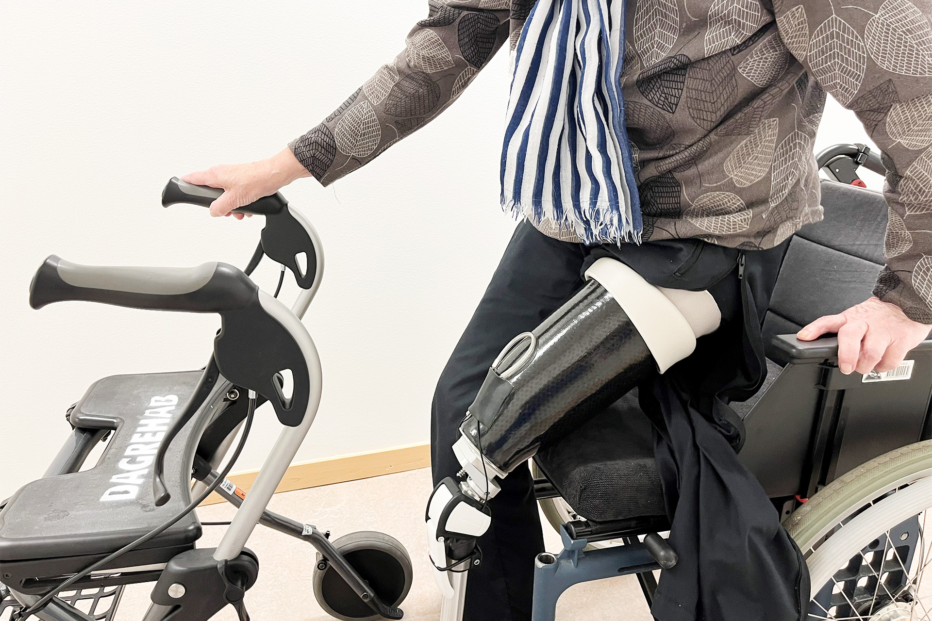 Bilden visar en person med benprotes som reser sig upp.