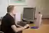 Person som sitter framför dator