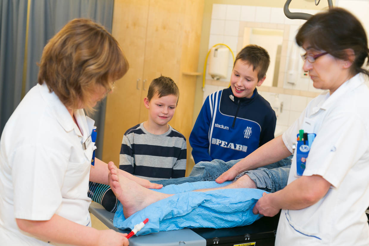 Patientens ben fixeras med hjälp av en vacuumkudde.