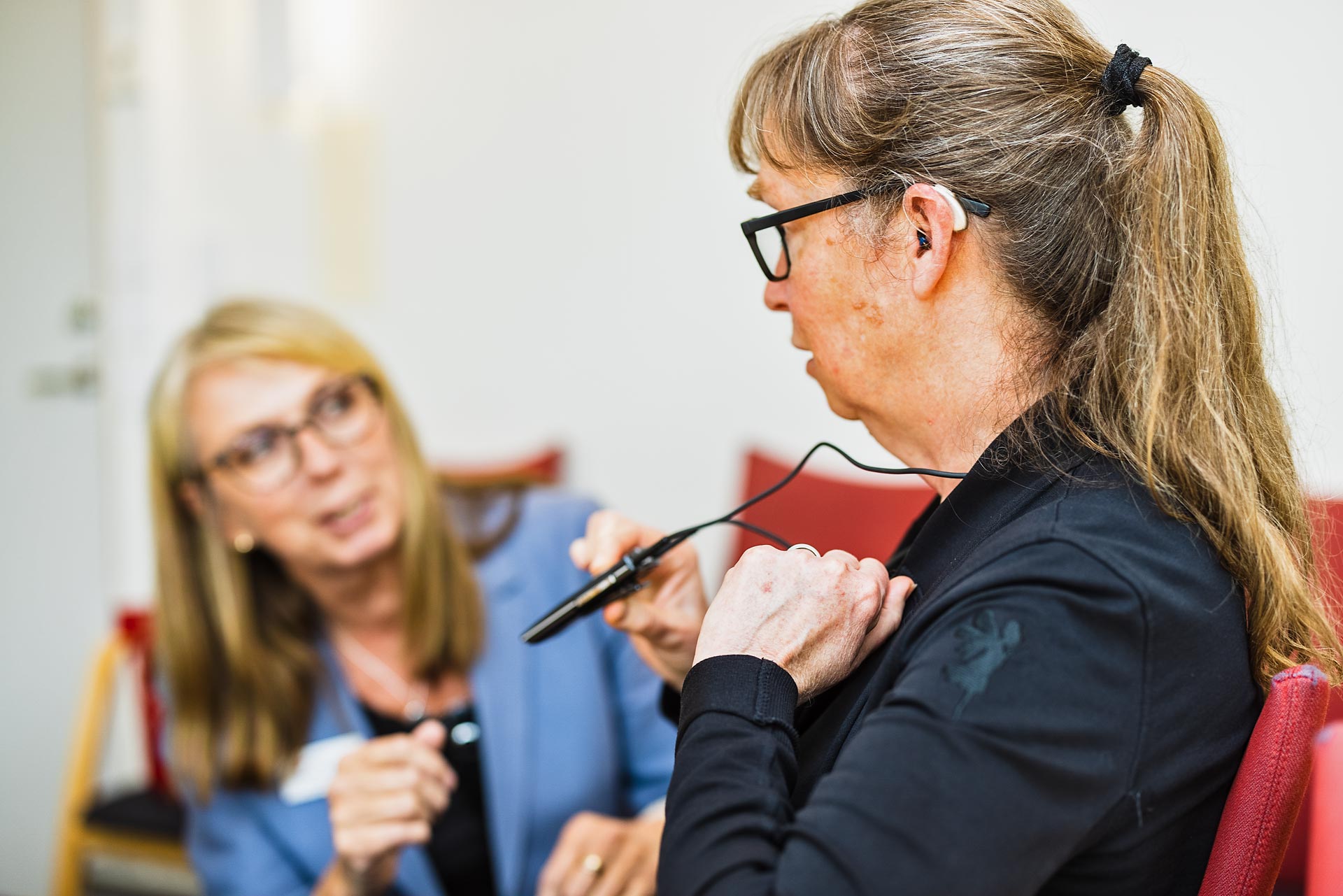 Person som testar en hörselförstärkare.