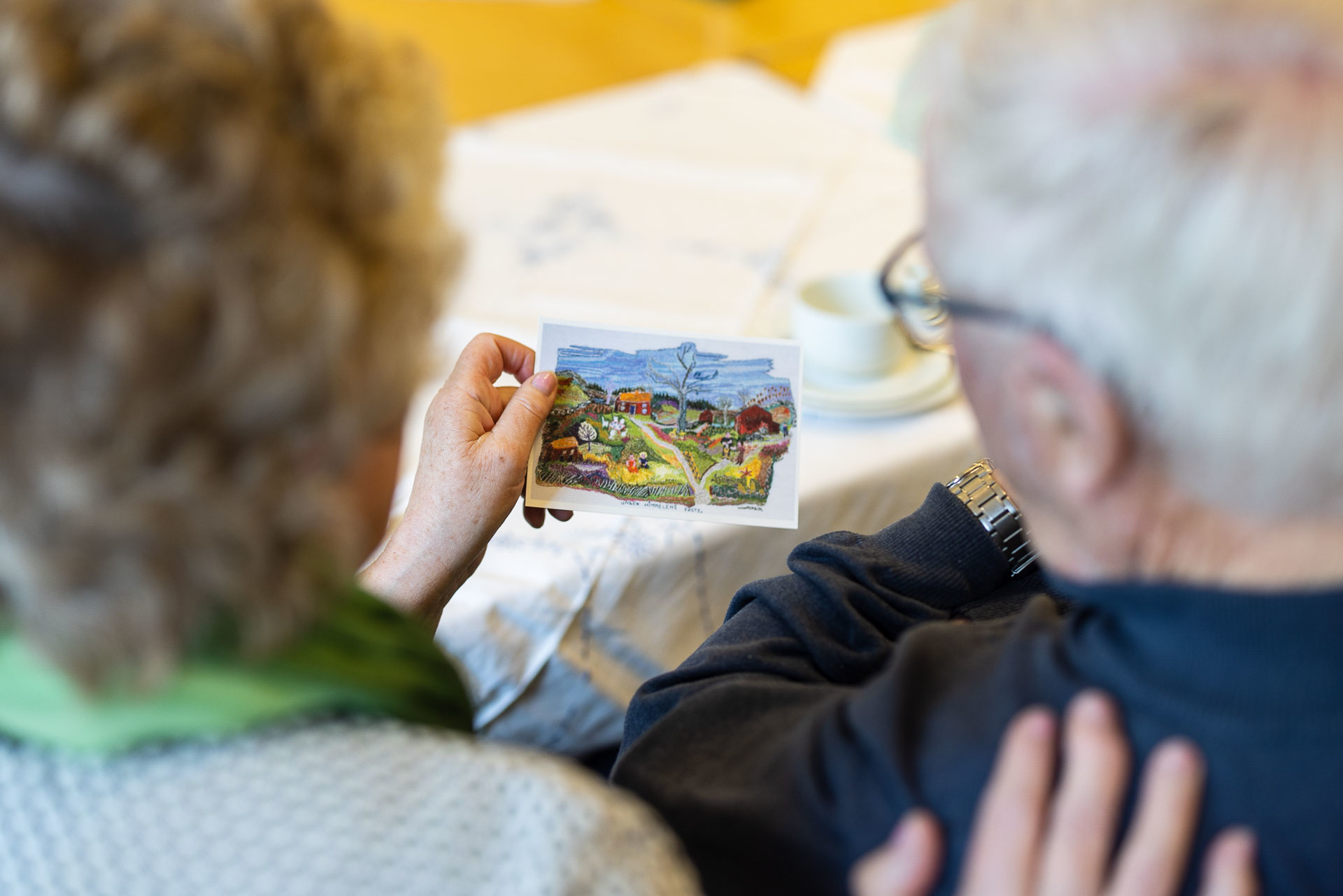 Personer som tittar på bilder