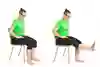 En person sitter på en stol och sträcker ut ena benet rakt framåt.