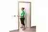 En person står i en dörröppning och håller vänster hand mot dörrposten. En pil pekar mot handen.