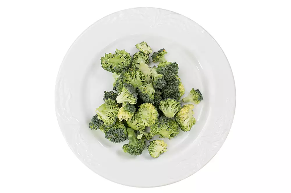 En tallrik med broccoli.