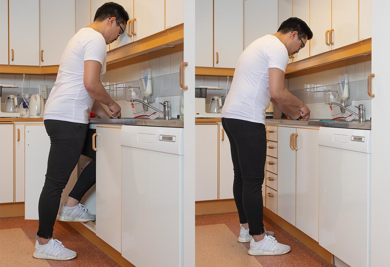 På ena bilden står en person vid diskbänken och diskar med ena foten in i underskåpet. Sedan står personen med båda fötterna på golvet. Två bilder.