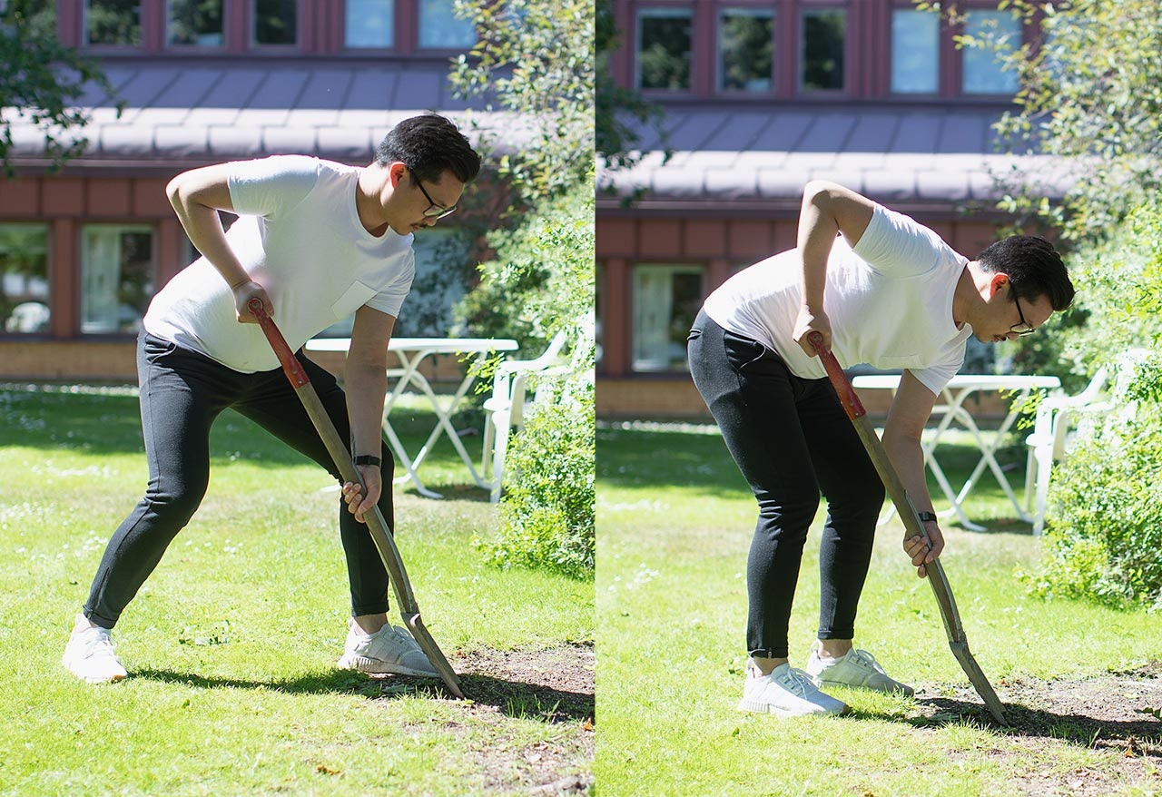 En person står på en gräsmatta och gräver. Sedan lutar sig personen framåt och gräver. Två bilder.