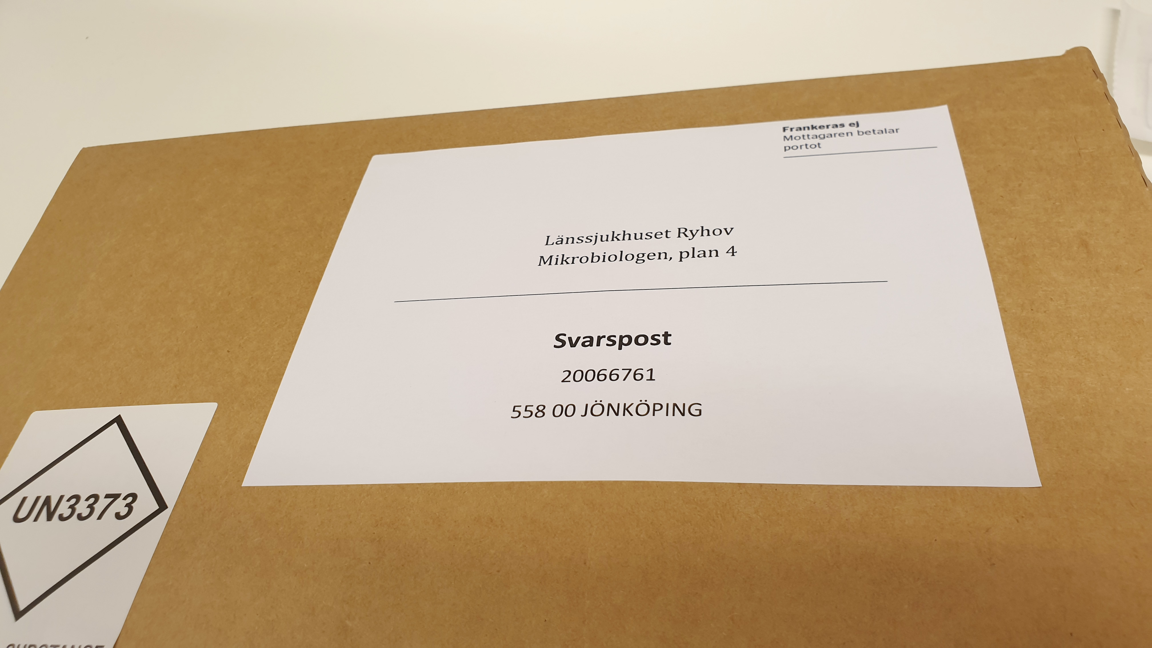 Svarskuvert i närbild.