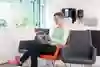 Person som sitter och läser i ett väntrum