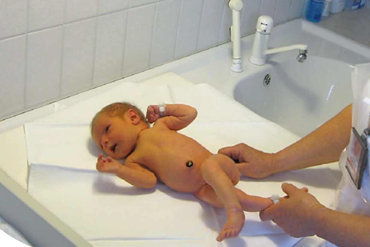 Nyfödd bebis som undersöks.