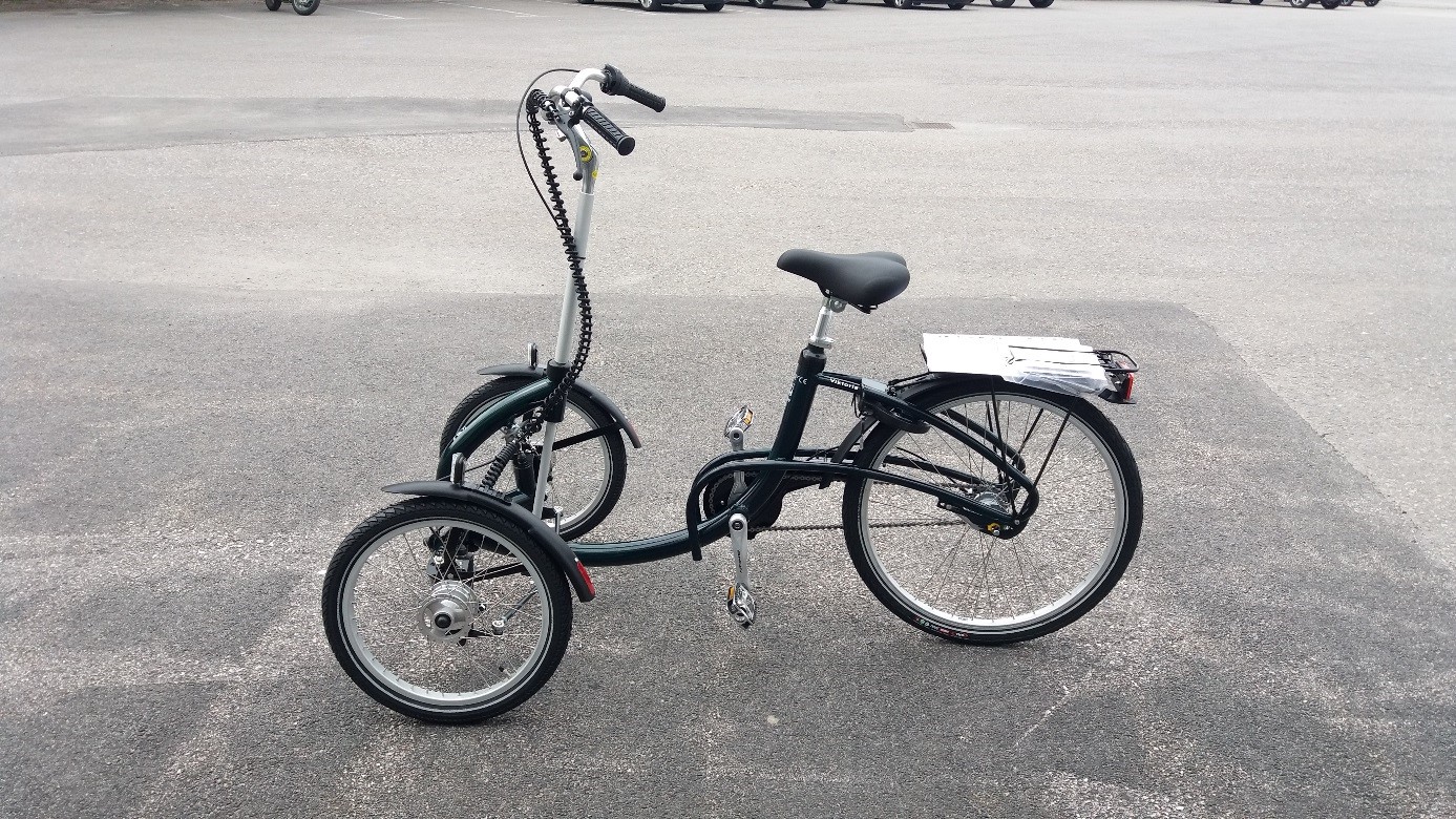 En specialanpassad trehjuling som används som fritidshjälpmedel.