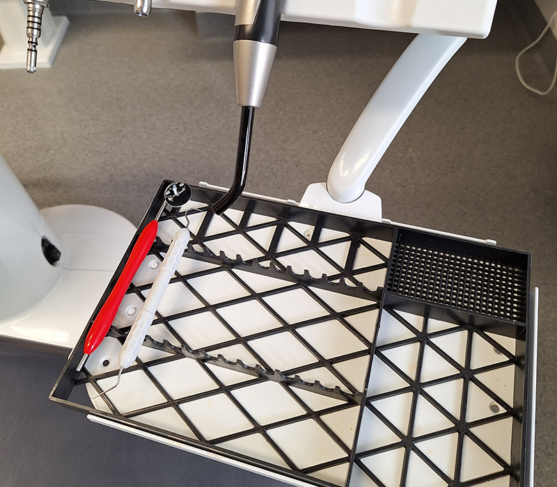 En bricka med spegel och pinne som tandläkaren använder för att känna på tänder.