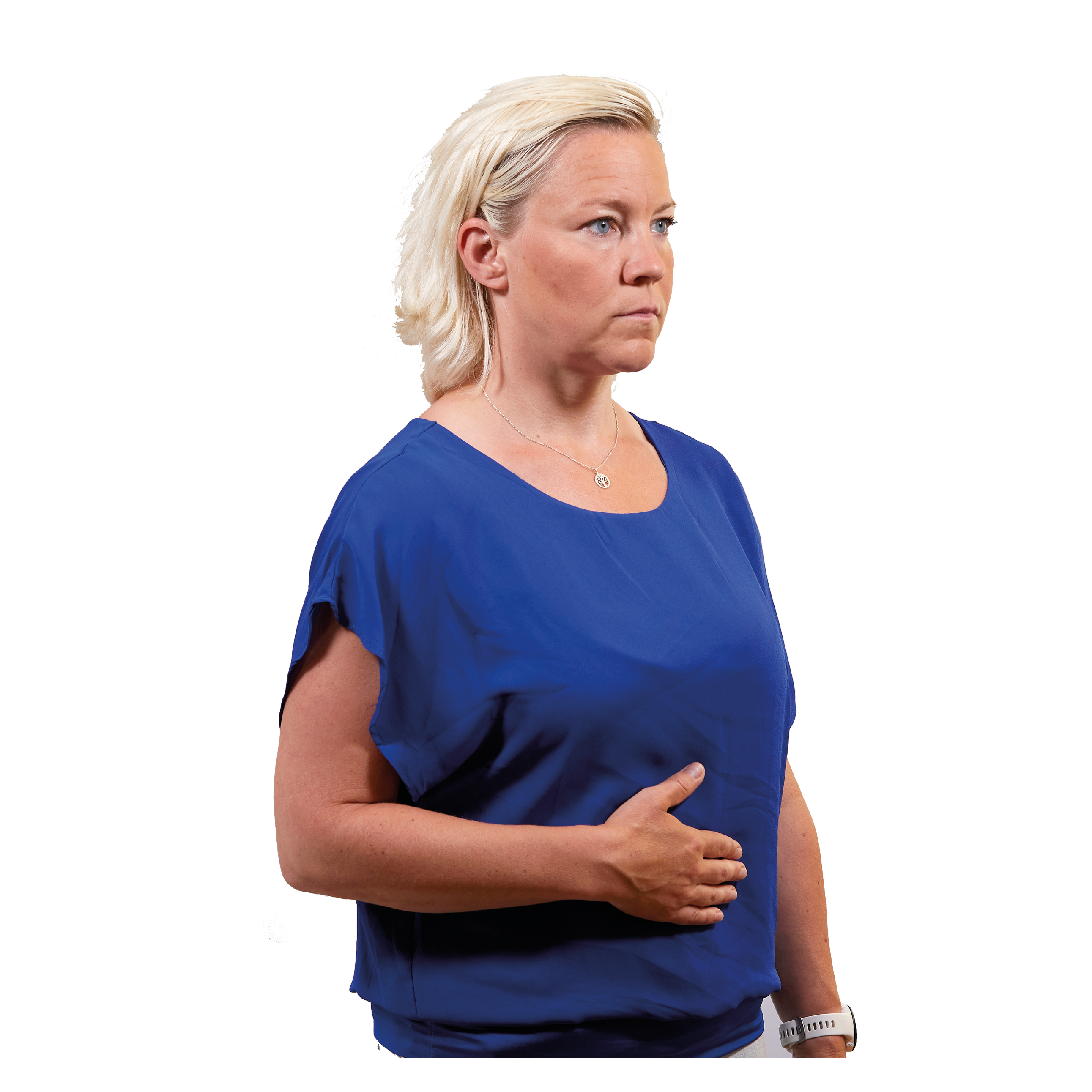 Kvinna håller ryggen rakt och håller handen på magen. 