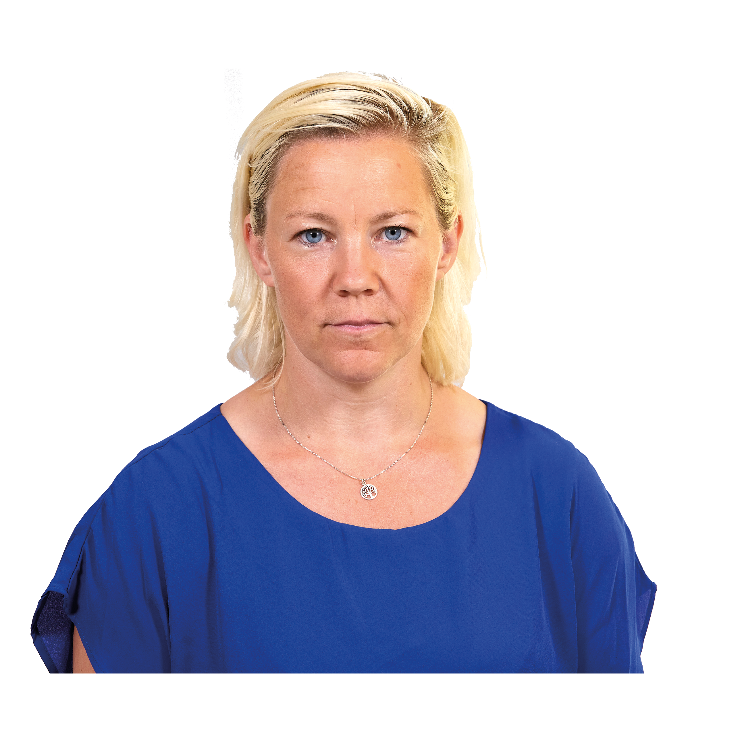 Kvinna tittar neutralt in i kameran. 