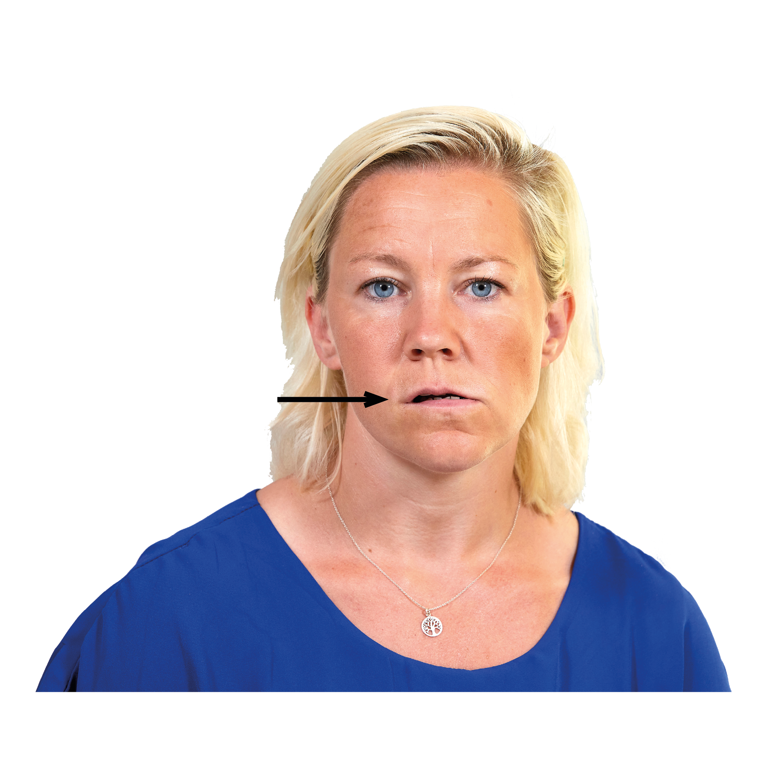 Kvinna tittar in i kameran och skjuter underkäken åt sidan. 