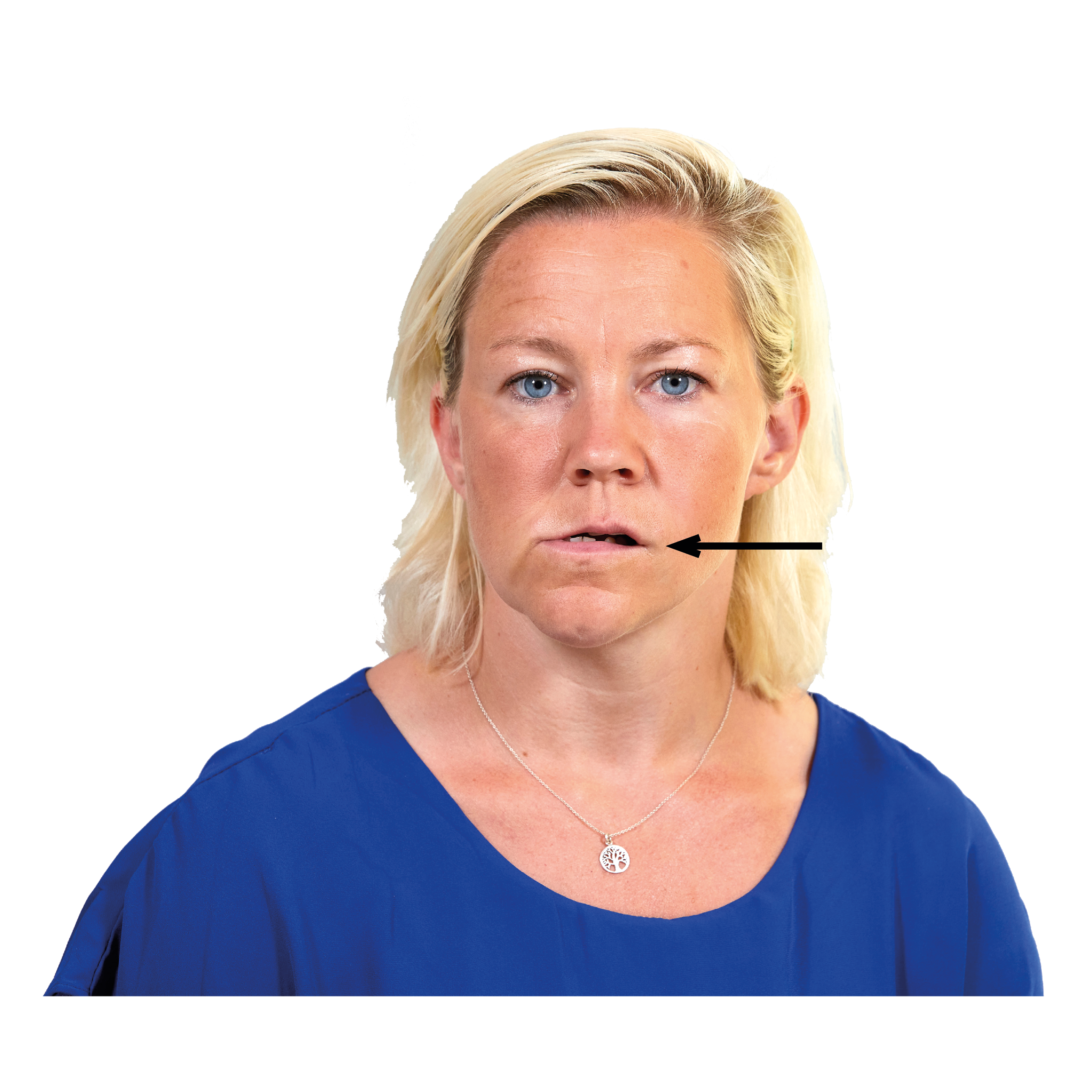Kvinna tittar in i kameran och skjuter underkäken åt höger.