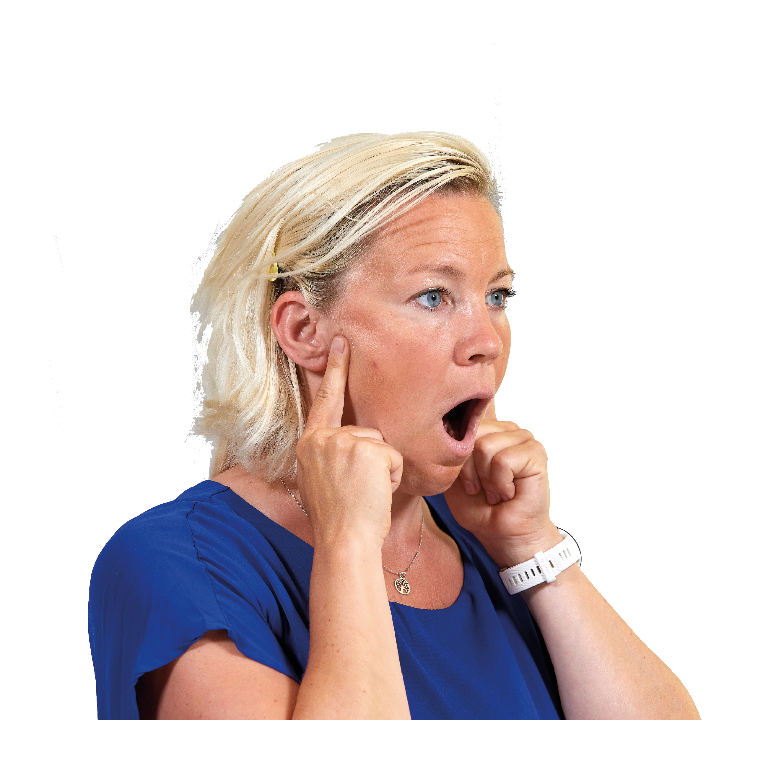 Kvinna gapar och håller pekfingrarna högt upp på kinden. 
