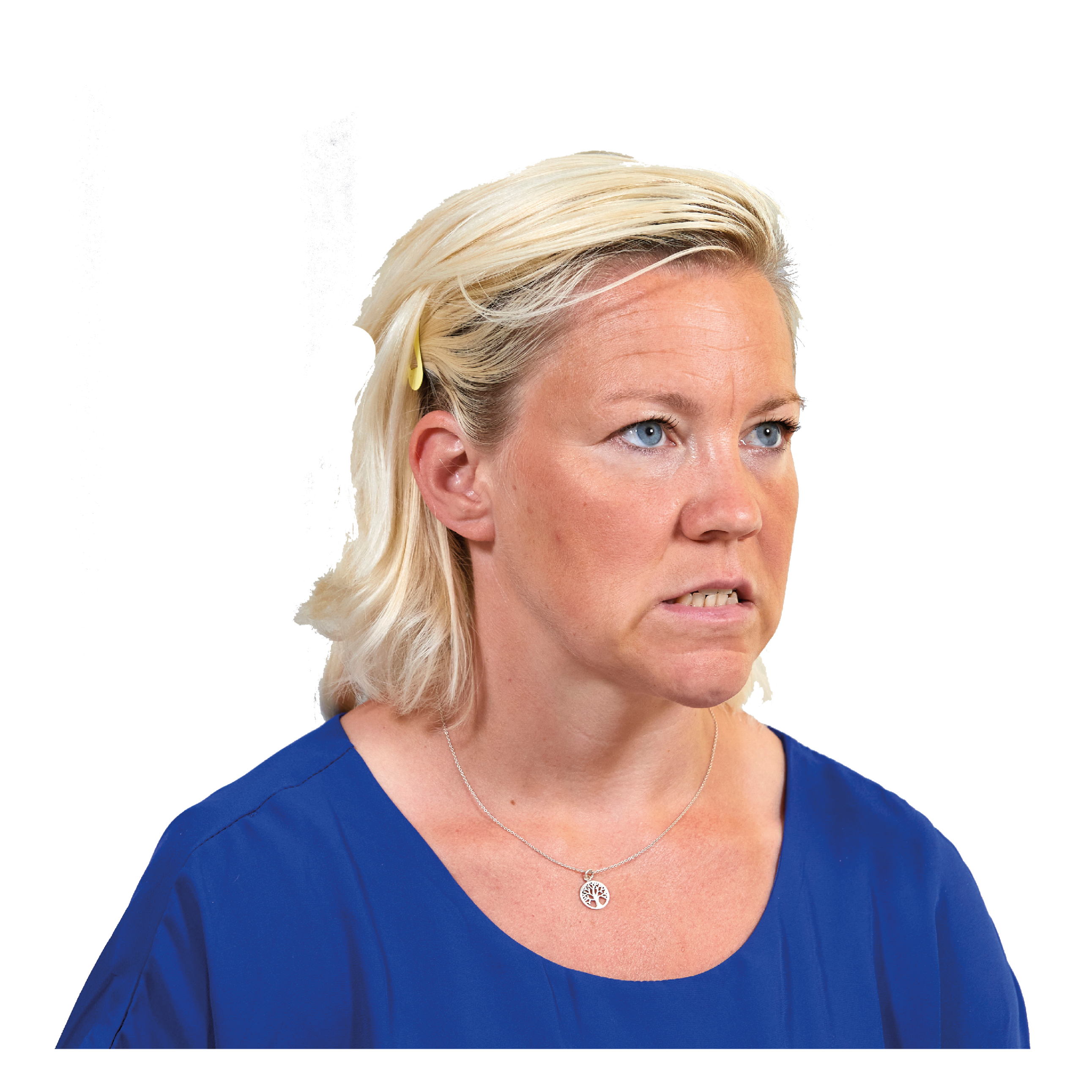 Kvinna biter ihop och skjuter fram underkäken. 