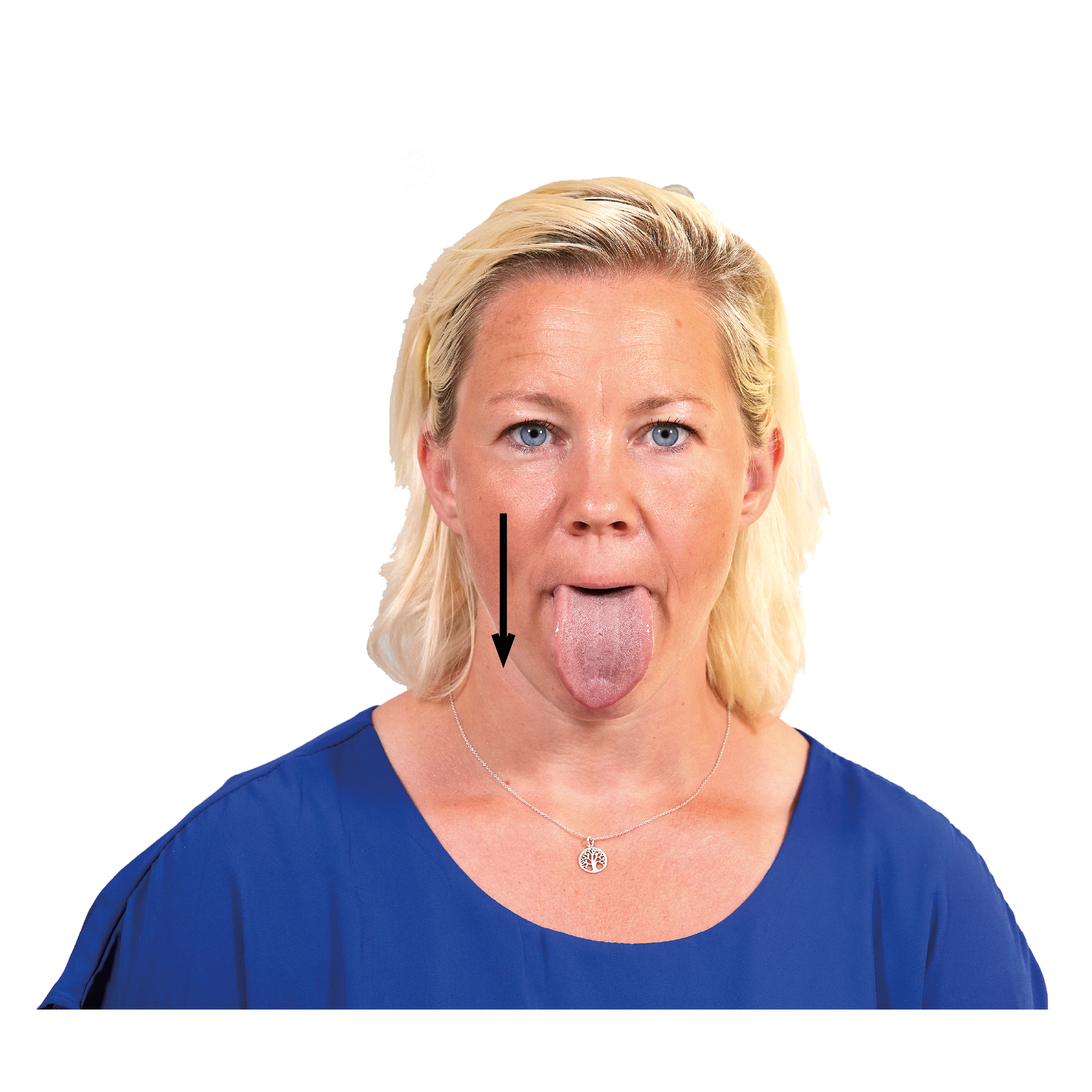 Kvinna tittar in i kameran och räcker ut tungan. 