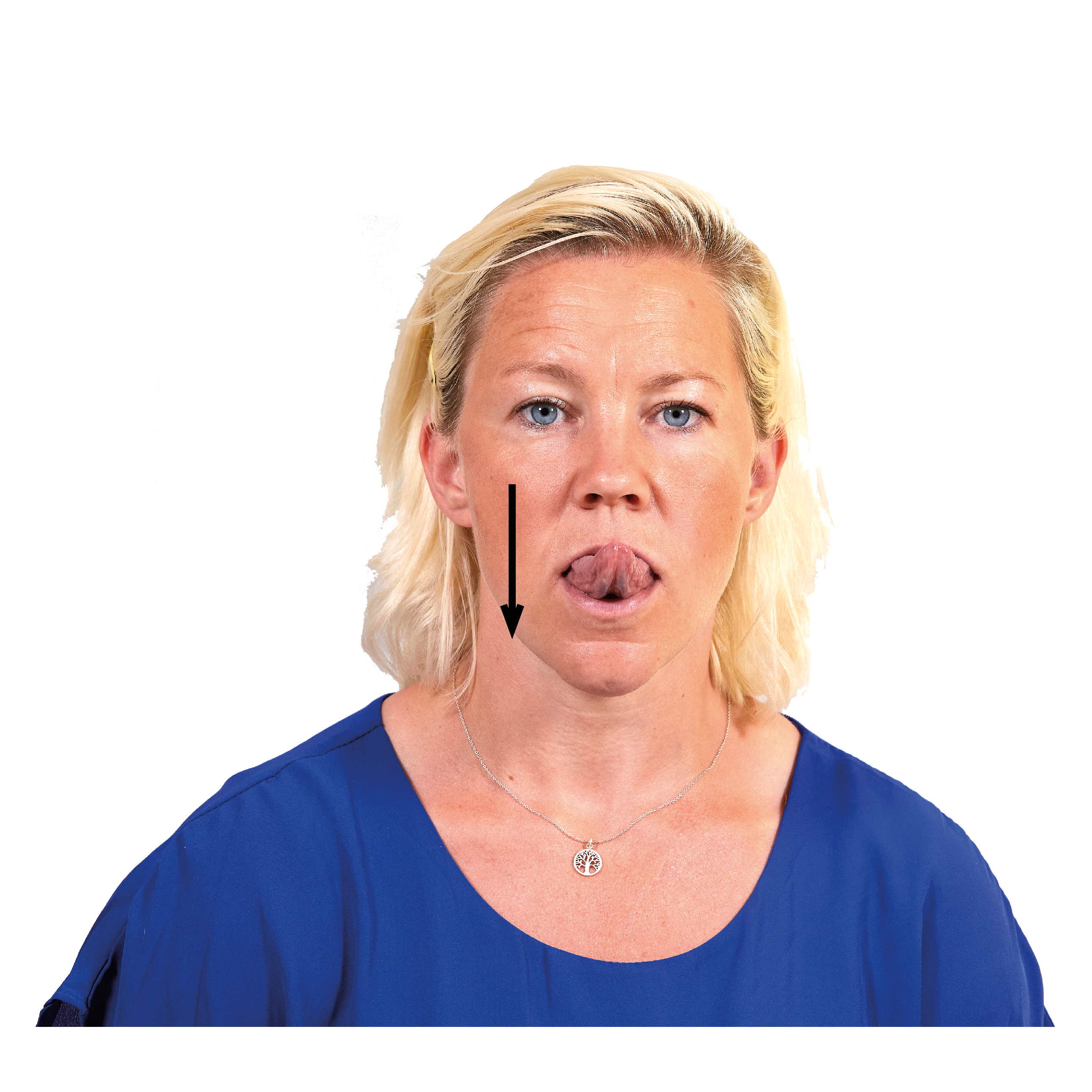 Kvinna räcker ut tungan och sträcker den upp mot näsan. 