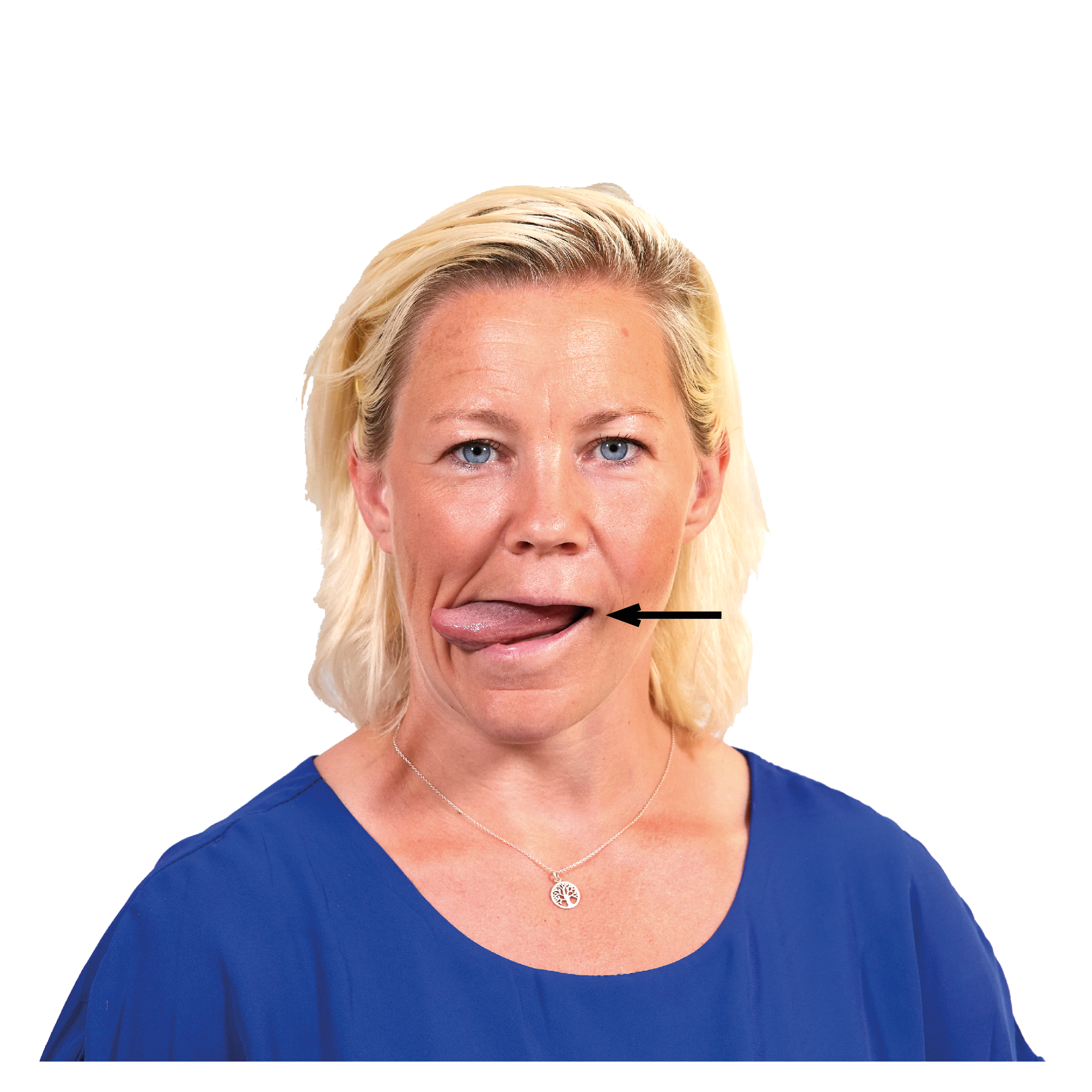Kvinna räcker ut tungan och riktar den åt höger.
