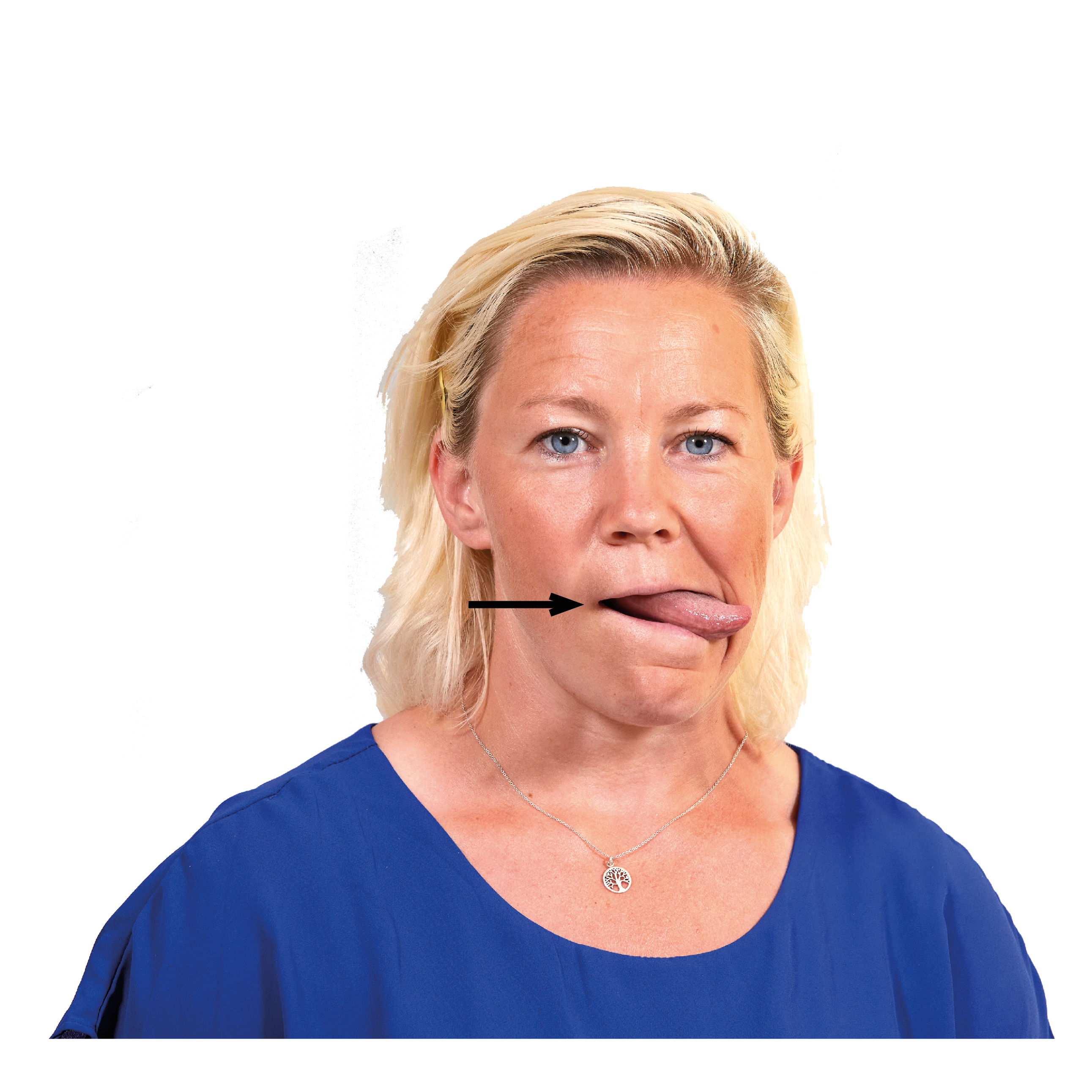 Kvinna räcker ut tungan och riktar den åt vänster. 