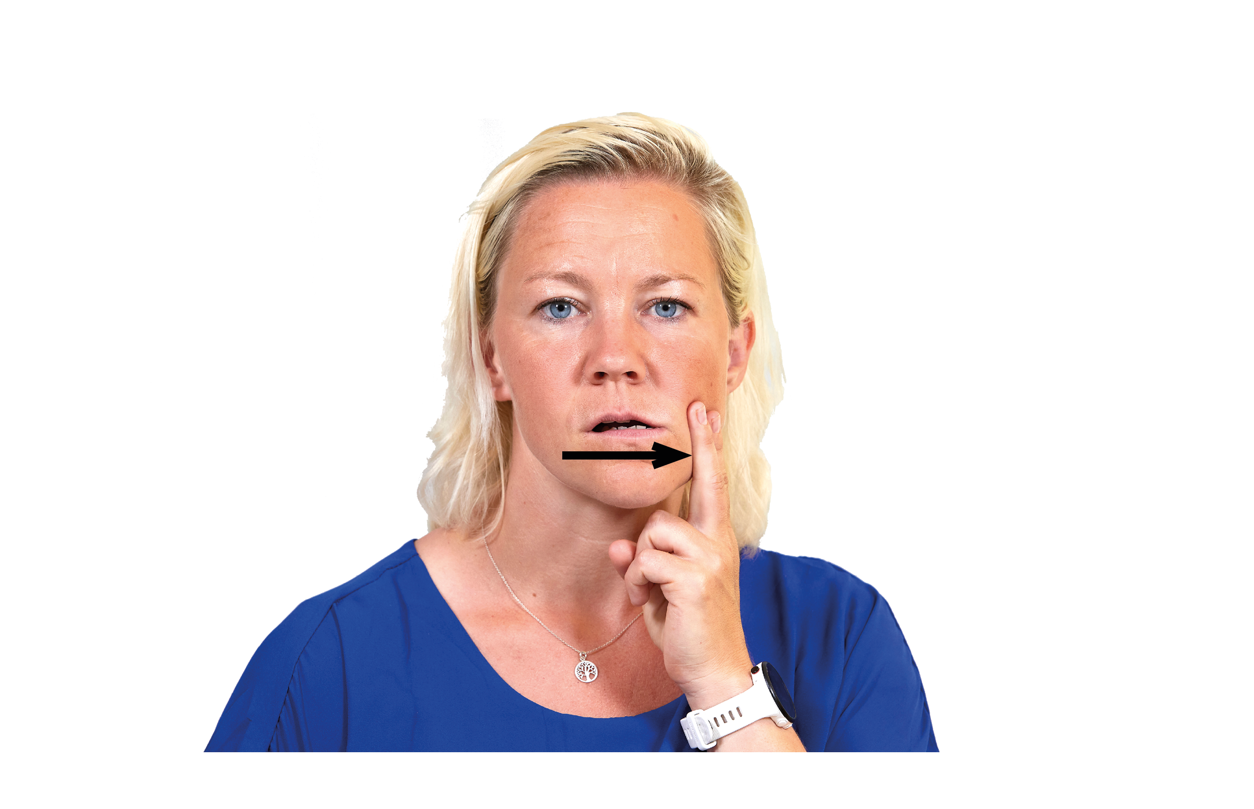 Kvinna tittar in i kameran och håller två fingrar mot sidan av hakan.