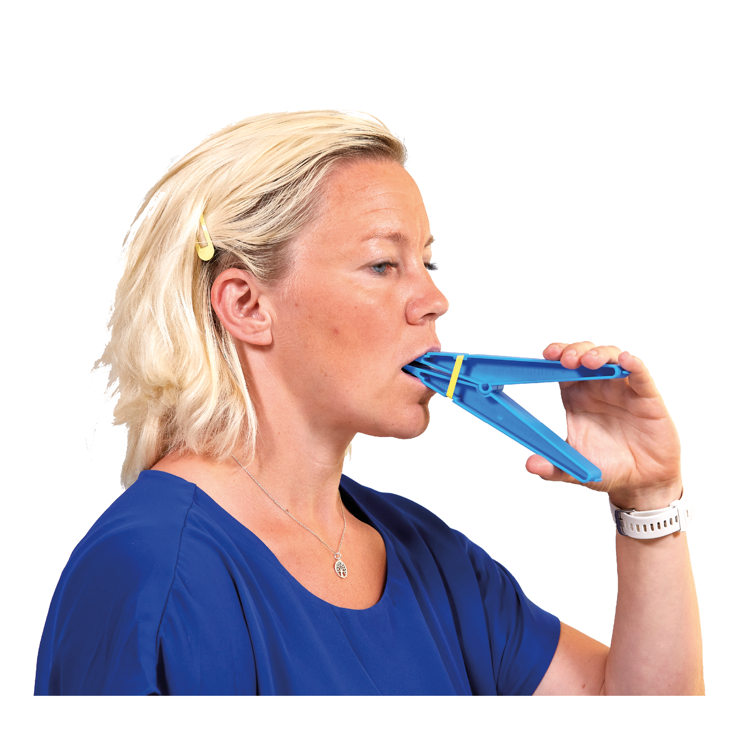 Kvinna håller en plastklämma i munnen. 