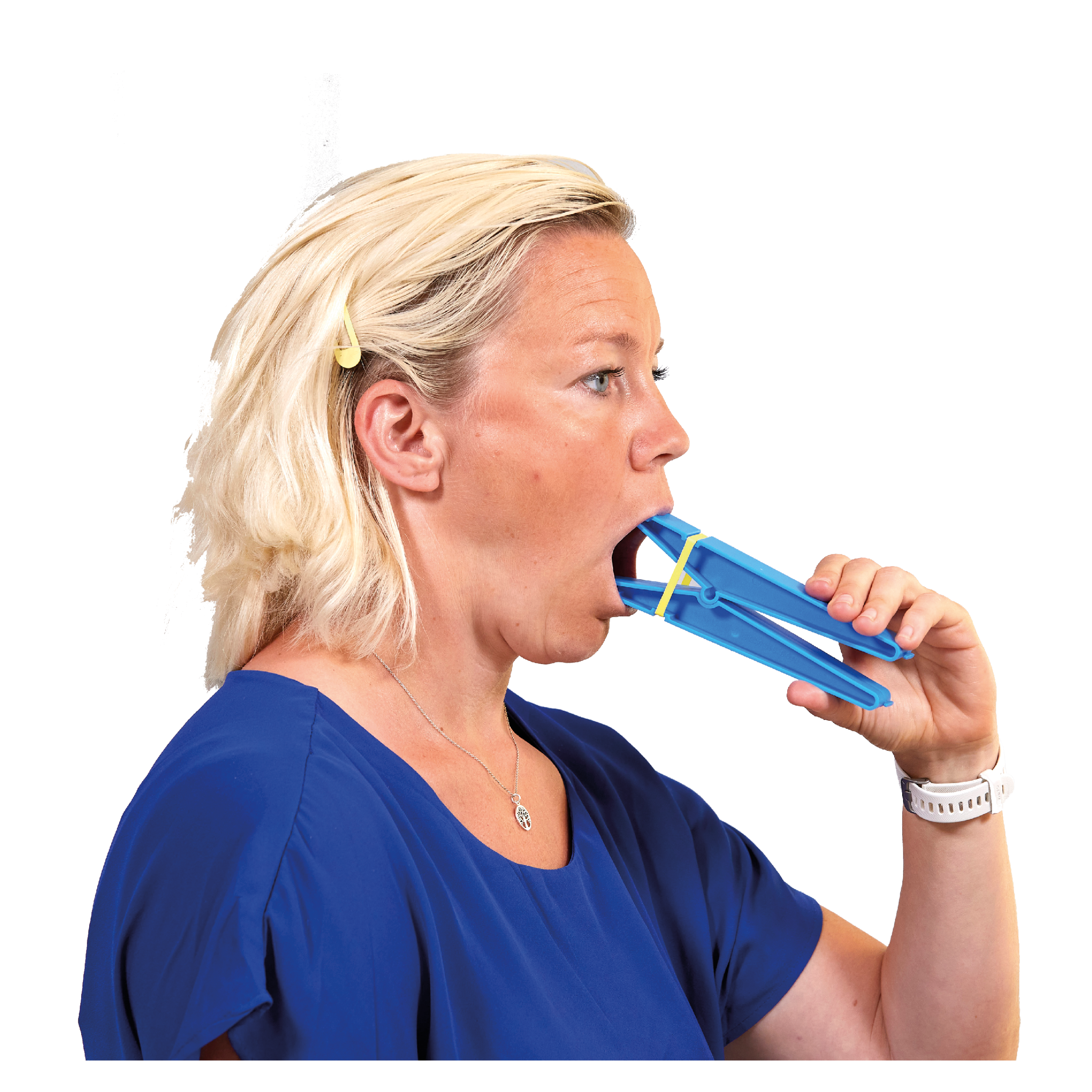 Kvinna håller plastklämma i munnen och pressar isär käken. 