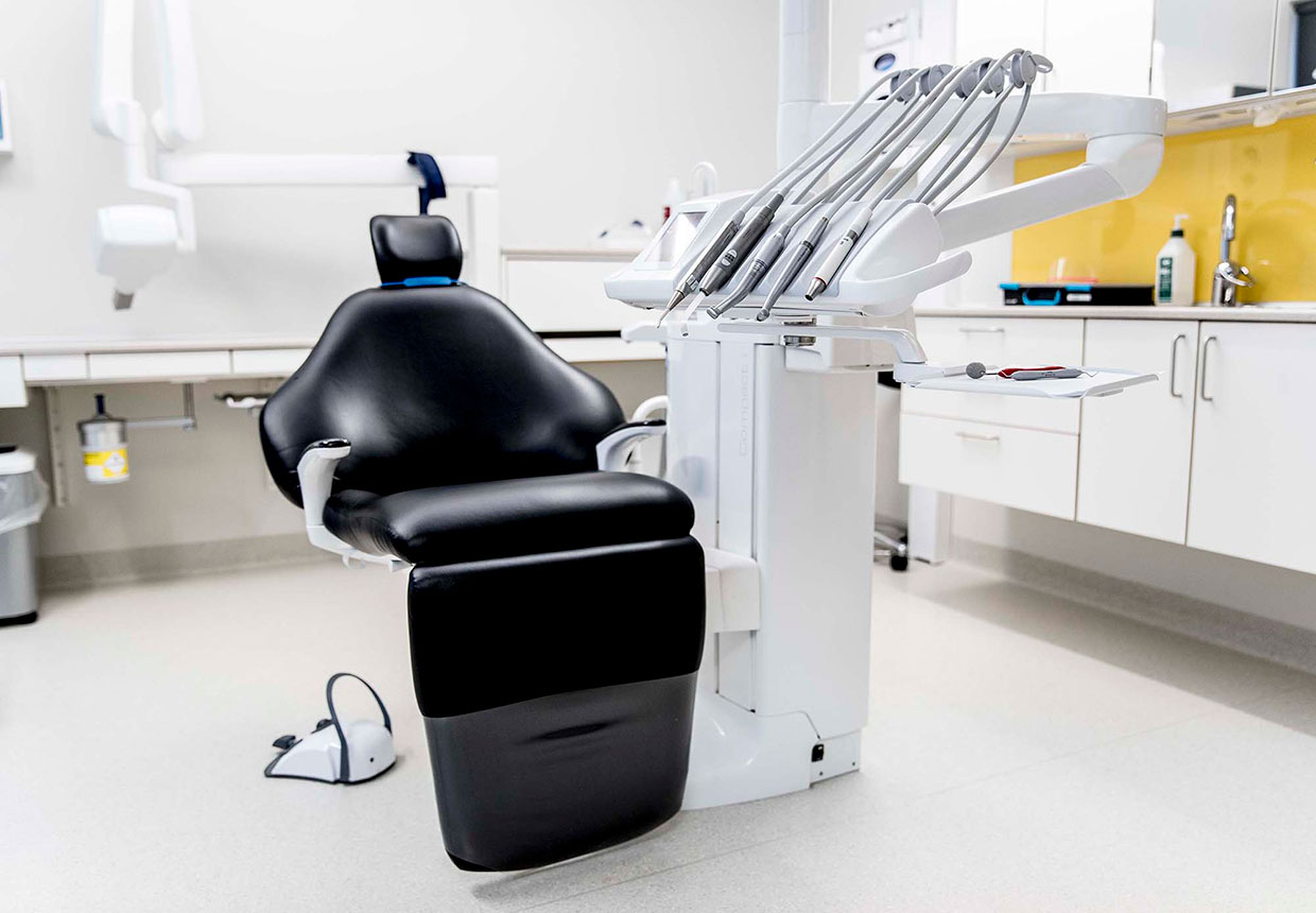 Ett behandlingsrum med en tandläkarstol.