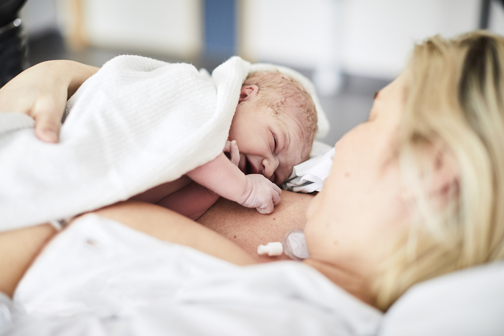 nyfödd bebis och mamma
