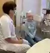 Sköterska pratar med en flicka